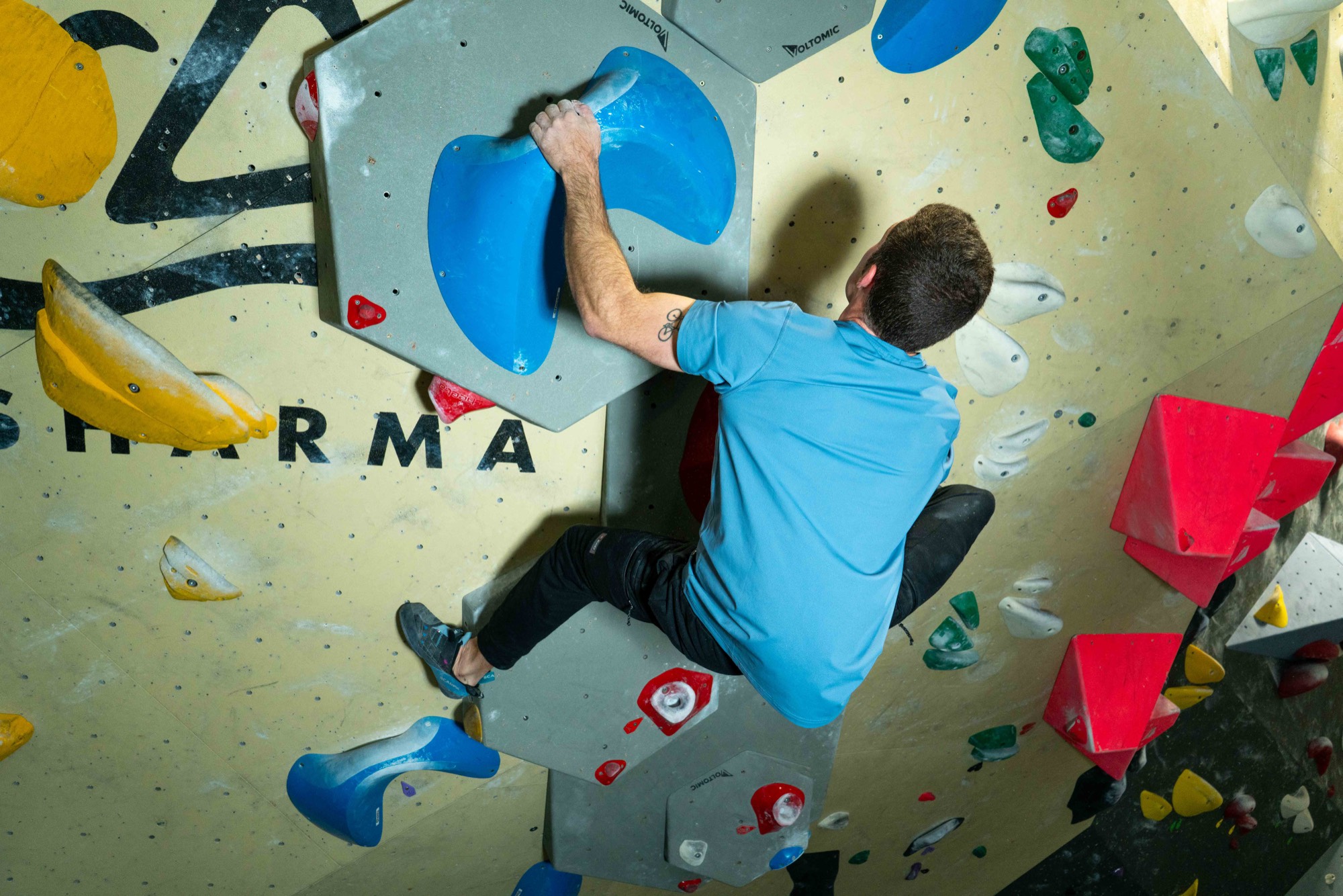 Javier Corominas escalando un bloque en placa