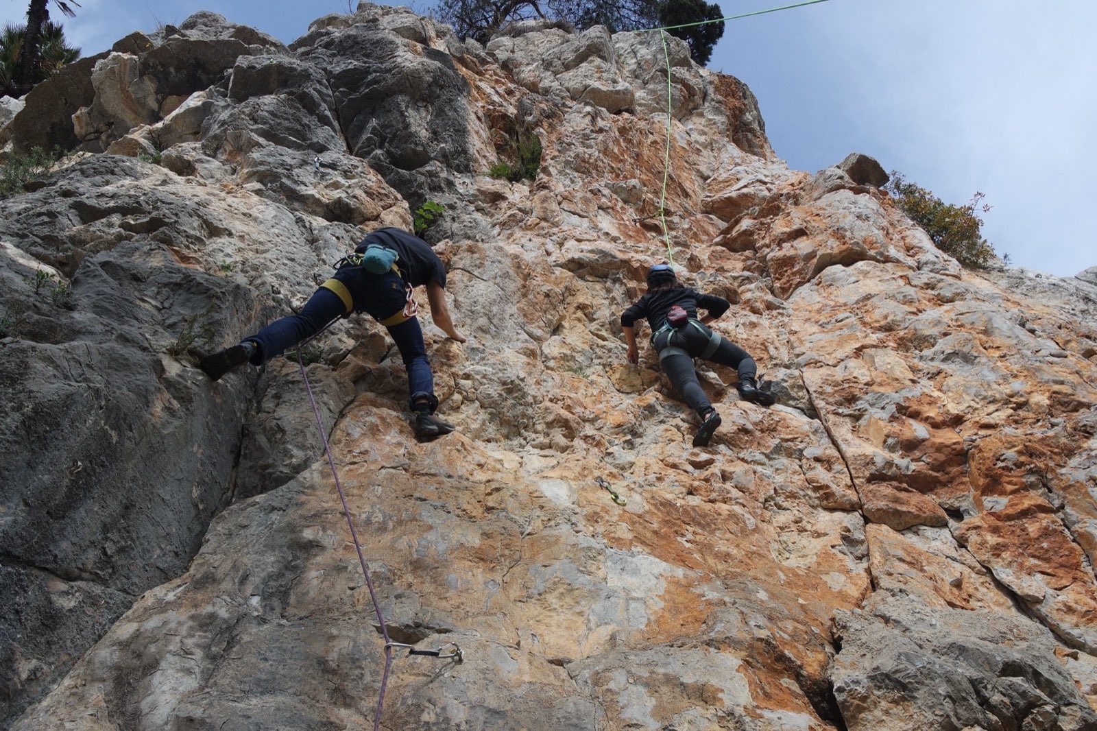 Dos escaladores en una pared de caliza