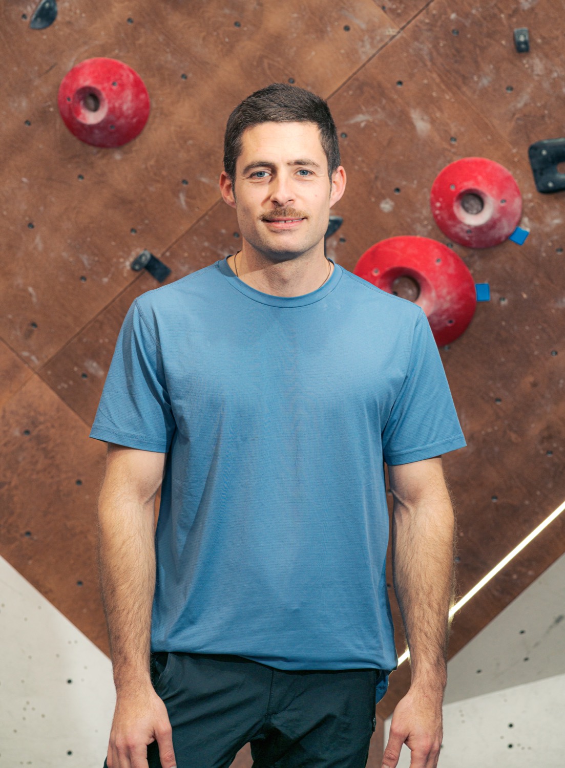 Retrato de Javier Corominas en un rocódromo