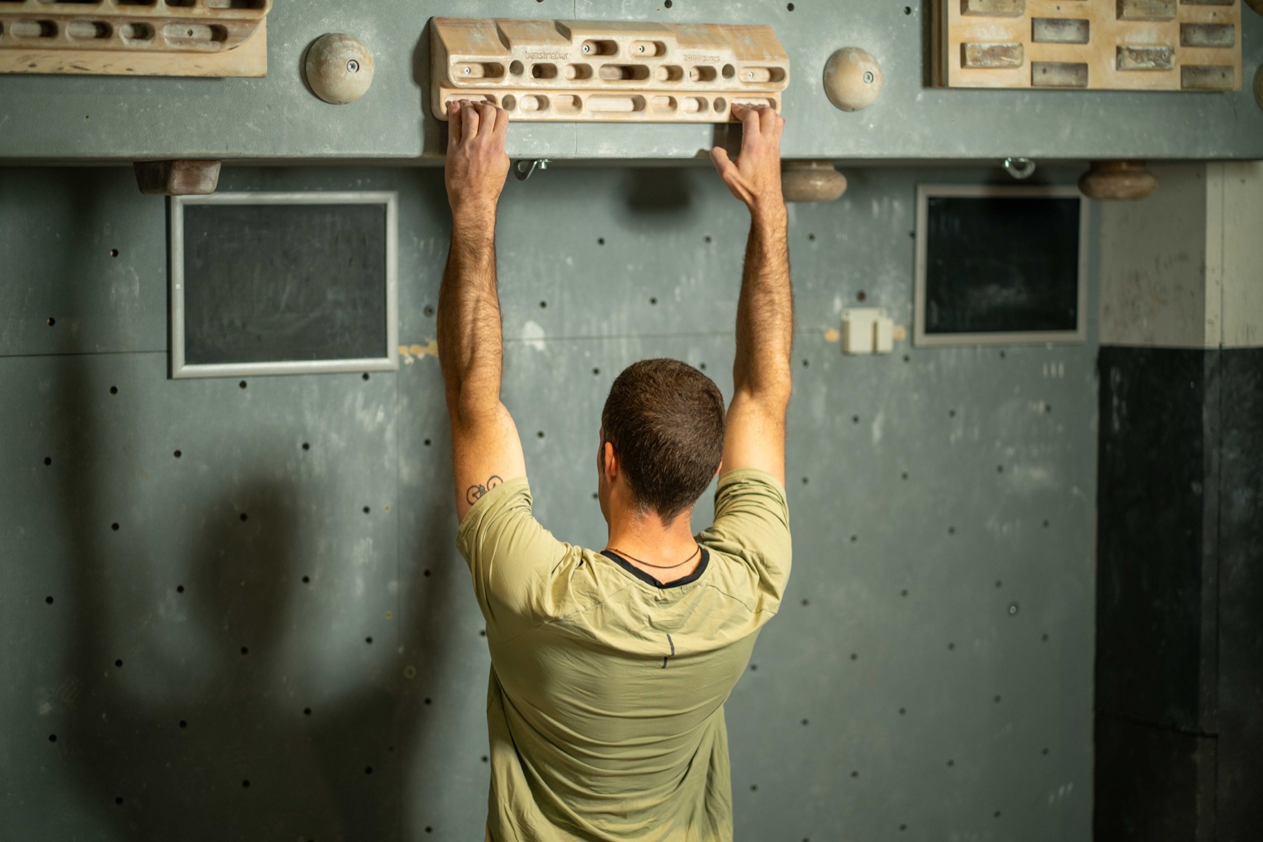 Entrenamiento de fuerza de dedos en tabla multipresa